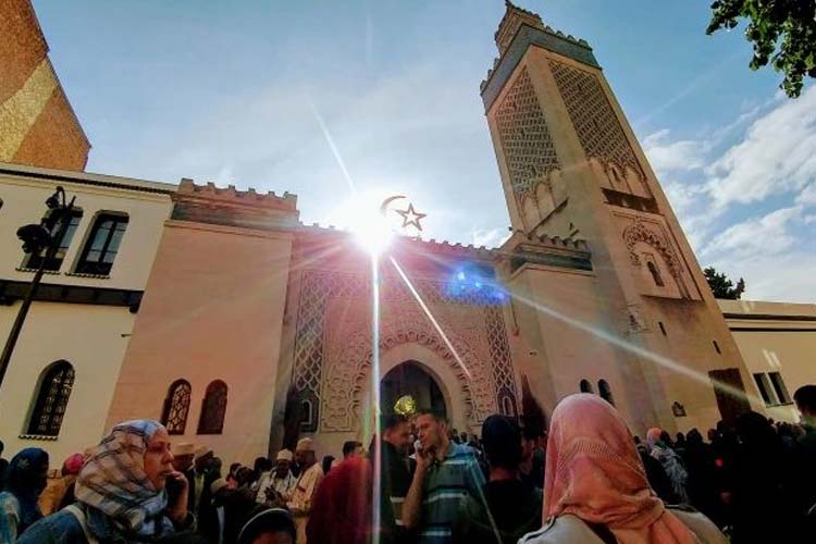 Ilustrasi shalat Idul Fitri di Paris (FOTO: heremyplayground.wordpress.com)