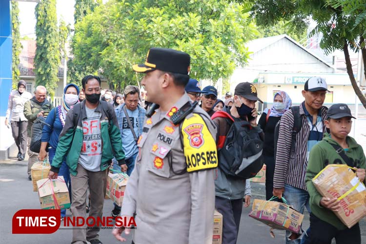 Kapolres Majalengka, AKBP Indra Novianto melepas mudik gratis. (FOTO: Humas Polres Majalengka for TIMES Indonesia)