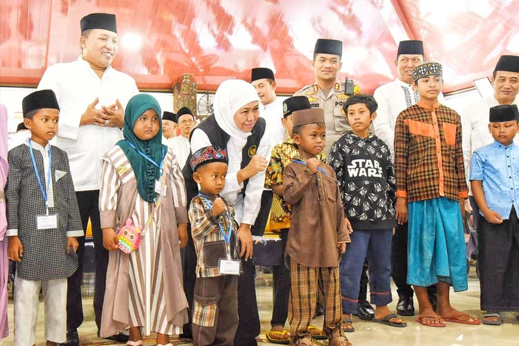 Gubernur Khofifah Santuni 500 Anak Yatim dan 50 Pelaku Usaha Ultra Mikro di Sampang