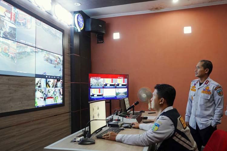 Foto A Petugas dari Dishub kabupaten Kediri saat memantau layar monitor ATCS. (Foto: Diskominfo Kabupaten Kediri)