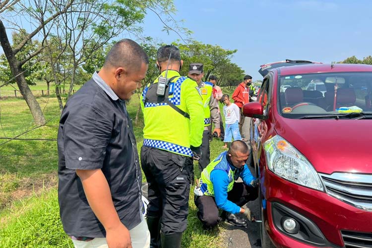 Ban Pecah di Tol Cipali Saat Mudik Lebaran, Polisi Majalengka Sigap Membantu