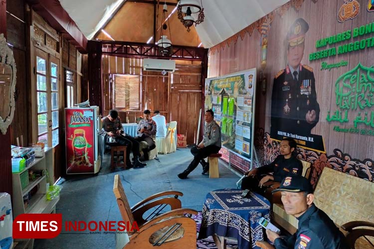 Pos pelayanan mudik lebaran di Kabupaten Bondowoso Jawa Timur mirip rumah joglo Jawa Kuno (FOTO: Moh Bahri/TIMES Indonesia)