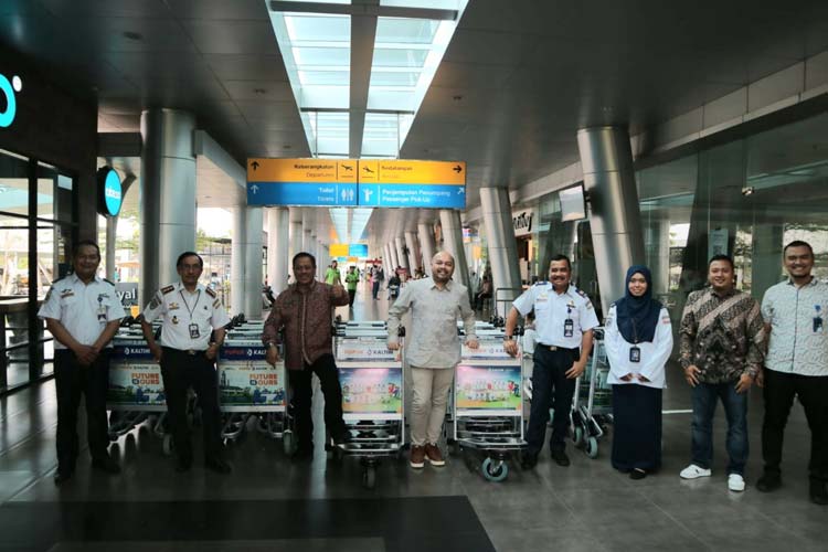PT Pupuk Kaltim menyerahkan bantuan troly di Bandara APT Pranoto Samarinda). (Foto: Pupuk Kaltim For TIMES Indonesia)