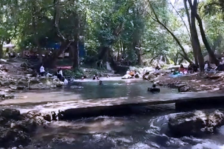 Sendang Grogolan menjadi salah satu lokasi tujuan wisata air saat berlebaran di Bojonegoro. (FOTO: Tangkapan Layar YouTube)
