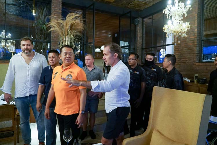 Ketua MPR RI Bambang Soesatyo bertemu Owner PARQ Space Hotel I Gusti Ngurah Eka Sidimantra, saat mengunjungi PARQ Space Hotel Ubud, Jumat (21/4/2023). (Foto: dok MPR RI)