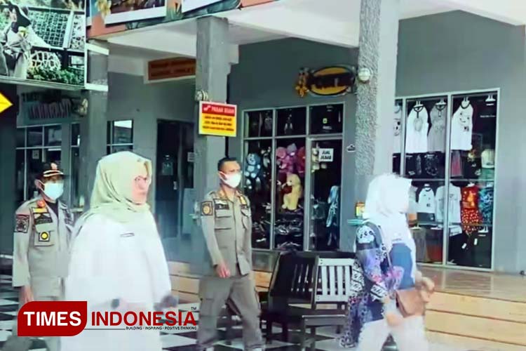 Kepala Dispabud Lamongan Siti Rubikah bersama Satpol PP dan BPBD Lamongan melakukan monitoring. (Foto: Moch. Nuril Huda/TIMES Indonesia)