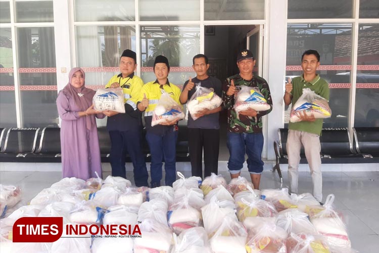 Penyerahan paket sembako Hari Raya Idul Fitri 2023 untuk warga Kecamatan Pesanggaran oleh PT Bumi Suksesindo. (Foto: Syamsul Arifin/TIMES Indonesia)