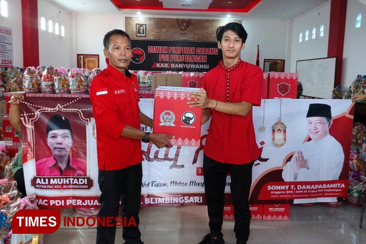 Penyerahan parcel Lebaran sebagai media silaturahmi dari Anggota DPR RI Sonny T Danaparamita untuk warga Bondowoso. (Foto: Moh Bahri/TIMES Indonesia)