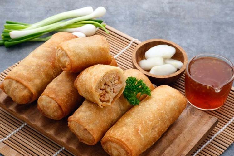 Tempting look of Lumpia Semarang. (Photo: Getty Images/iStockphoto/Tyas Indayanti)