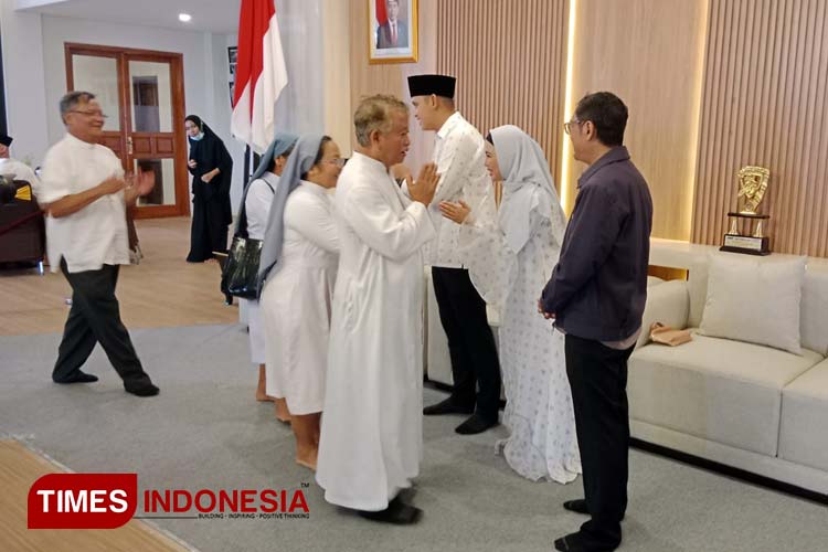 Kedatangan Rombongan Gereja ST Martinus Saat Open House Lebaran, Bupati Dico: Ini Bentuk Toleransi