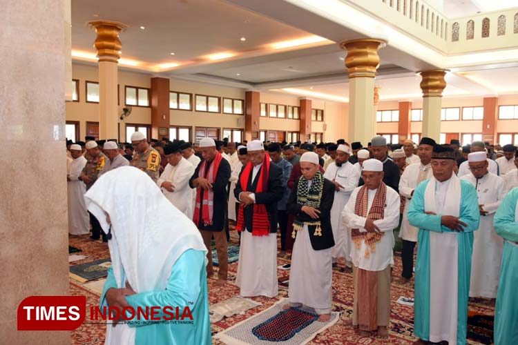 Suasana salat Idul Fitri yang diikuti Wali Kota Tidore Kepulauan Capt Ali Ibrahim di Masjid Agung Nurul Yaqin, Sabtu (22/4/4/2023). (Foto: Harianto /TIMES Indonesia)