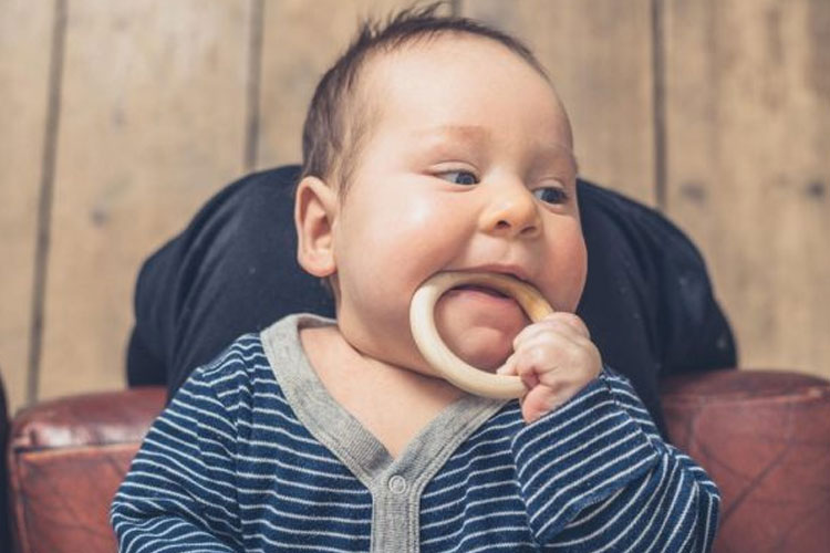 Bayi Suka Masuk Barang Dalam Mulut, Hilangkan Kebiasaan Tersebut Dengan Cara Ini