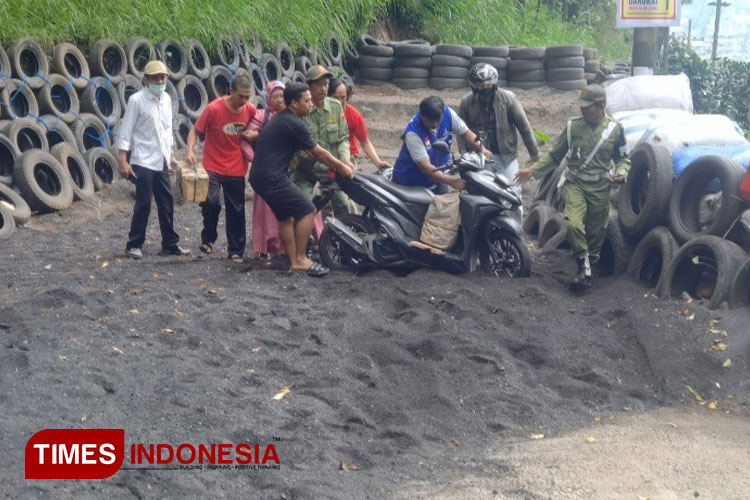 Relawan menyelamatkan pengendara motor yang celaka akibat remnya blong di jalur alternatif Klemuk Songgoriti. (FOTO: Muhammad Dhani Rahman/TIMES Indonesia)