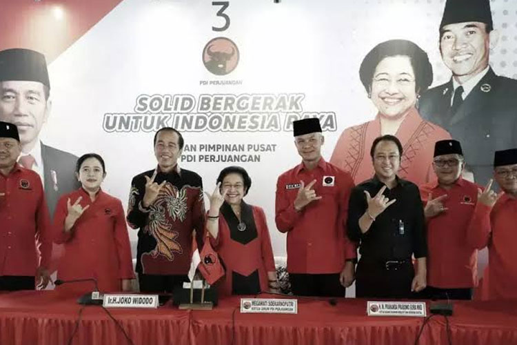 Presiden RI Joko Widodo bersama Ketua Umum PDIP Megawati Soekarnoputri dan Calon Presiden yang diusung PDIP Ganjar Pranowo serta jajaran pimpinan PDIP. (FOTO: ist) 