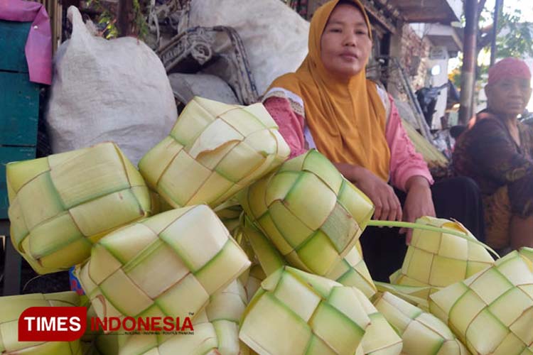 Pedagang Kulit Ketupat Lebaran di Pasar Baru Kota Probolinggo (FOTO : Sri Hartini / TIMES Indonesia)