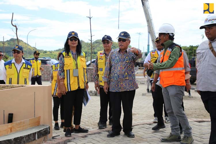 Menteri PUPR RI Basuki Hadimuljono saat meninjau pekerjaan infrastruktur dan fasilitas untuk mendukung KTT ASEAN ke-42 di Labuan Bajo dan Tana Mori, Rabu (26/4/2023) (FOTO: Biro Komunikasi Publik Kementerian PUPR RI)