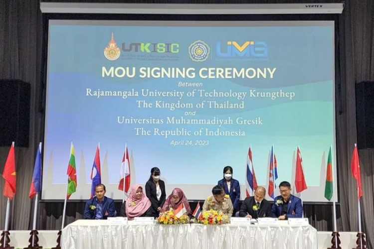 Rektor UMG, teken perpanjangan MoU antara Universitas Muhammadiyah Gresik dan Rajamangala University of Technology Krungthep, Thailand.