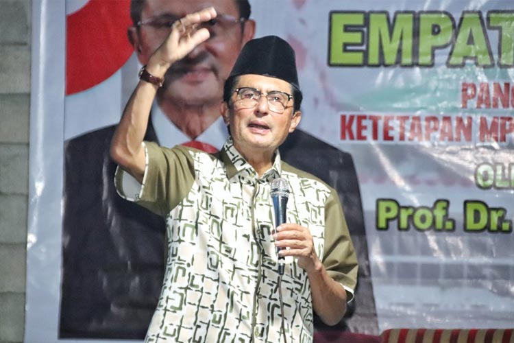 Fadel Muhammad pada Sosialisasi Empat Pilar MPR RI di hadapan masyarakat Desa Mustika Kecamatan Paguyangan, Kabupaten Boalemo Provinsi Gorontalo, Rabu (26/4/2023) malam. (Foto: dok MPR RI)
