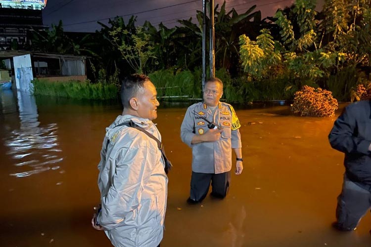 Kapolresta Cilacap Kombes Pol Fannky Ani Sugiharto meninjau langsung banjir di kota Cilacap. (FOTO: Humas Polresta Cilacap for TIMES Indonesia)