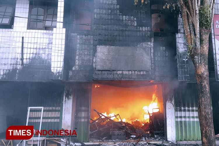 Kebakaran terjadi di salah satu kios yang ada di pasar induk Bondowoso (FOTO: Dokumen TIMES Indonesia)