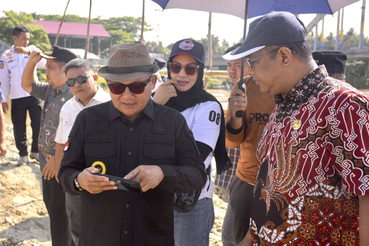 Wali Kota Gorontalo, Marten Taha saat melakukan peninjauan pengerjaan SPAM yang berada di Kelurahan Botu, Kecamatan Dumbo Raya, Kota Gorontalo, Jumat (28/4/2023). (Foto: Humas Pemkot Gorontalo)