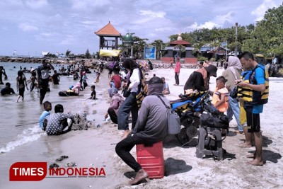 Dalegan Beach Still is Visitors' Favorite Place to Go in Gresik - TIMES ...