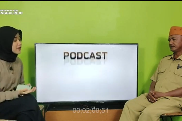 Sesi podcast bersama Kades Tanggulrejo (Foto: Tangkapan layar YouTube Desa Tanggulrejo)
