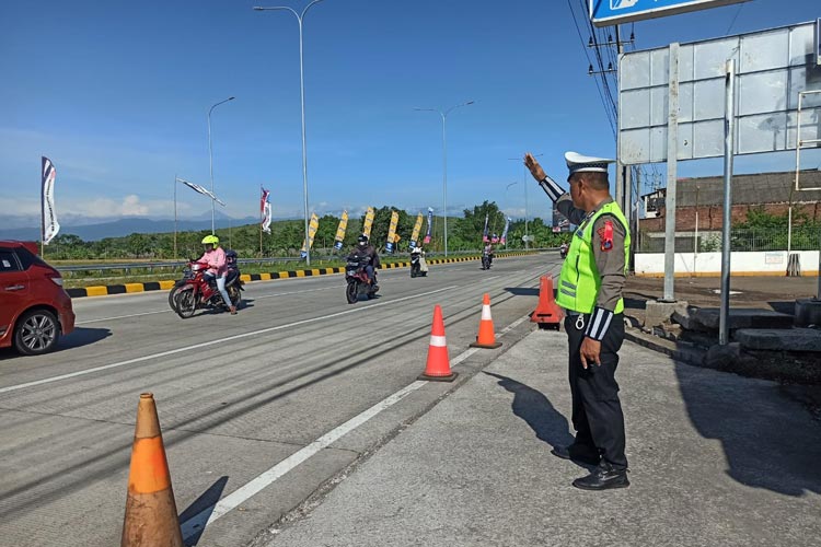 Petugas Satlantas Polres Probolinggo sedang berjaga di Exit Tol Gending Probolinggo pada H+7 lebaran 2023.(Foto: Satlantas Polres Probolinggo)