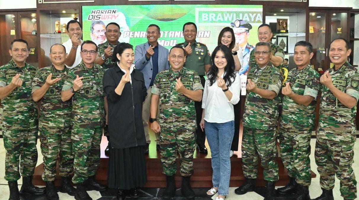 Pangdam V Brawijaya Mayjen TNI Farid Makruf bersama tim Brawijaya Award 2023. (foto: Pendam for TIMES Indonesia)