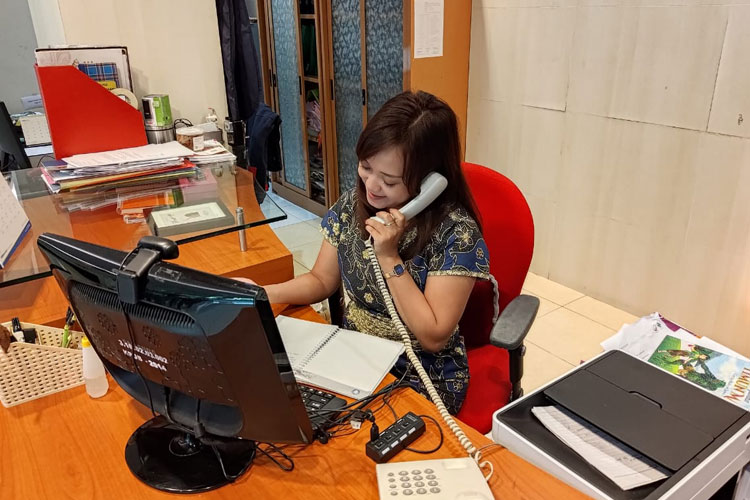 Staff DPKA UB saat Melakukan pengumpulan data tracer study. (Foto. Dok. Humas UB)
