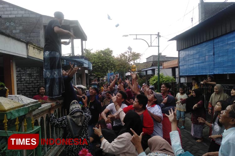 Lebaran Ketupat di Gresik, Warga Lestarikan Tradisi Udik-udikan