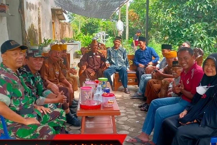 Personel Babinminvetcaddam V/Brawijaya Hadiri Pemakaman Anggota LVRI