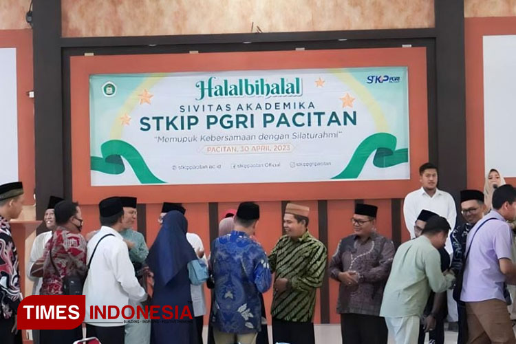 Seluruh dosen dan karyawan STKIP PGRI Pacitan saling bersalaman dalam acara Halal Bihalal, Minggu (30/4/2023). (FOTO: Yusuf Arifai/TIMES Indonesia) 