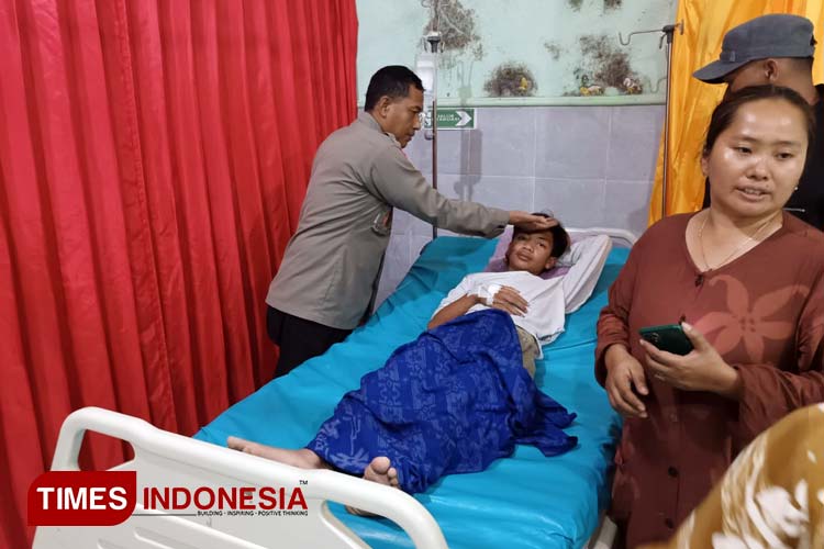 Soni Aditia (13) warga Desa Taman Kursi, Kecamatan Sumbermalang, Situbondo jalani perawatan usai ditemukan pasca menghilang di pegunungan Argopuro Situbondo. (Foto: Miftahorrahman/TIMES Indonesia)