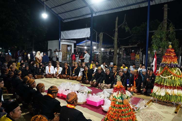 Warga desa sonorejo Grogol saat menggelar ritual di area wisata sumber agung (Foto: Diskominfo Kabupaten Kediri)