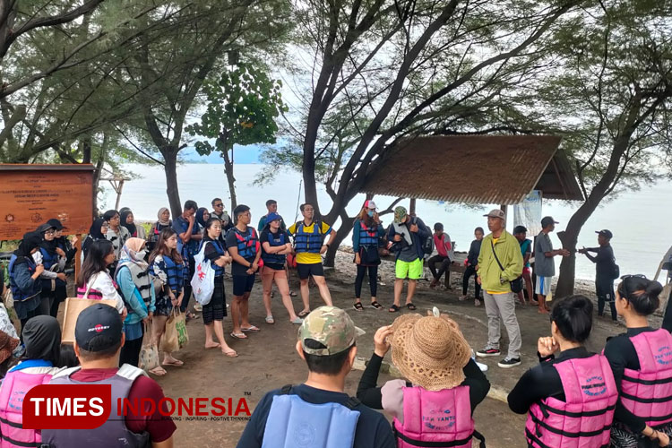 Wisatawan Trip yang berkunjung dan akan melakukan aktivitas Snorkling di Pantai GWD dengan diberikan bekal oleh pemandu wisata GWD. (Foto : Anggara Cahya/ TIMES Indonesia)