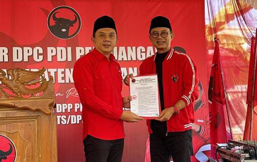 Deni Wicaksono menerima SK sebagai Plh Ketua DPC PDIP Pacitan. (Foto: DPP PDIP for TIMES Indonesia)