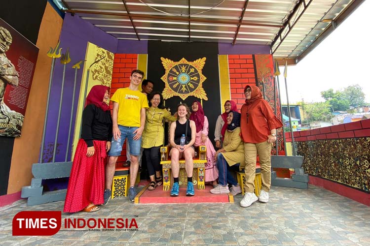 Wisatawan asing saat berfoto bersama warga lokal di Kampung Warna Warni Jodipan Kota Malang. (Foto: Rizky Kurniawan Pratama/TIMES Indonesia)