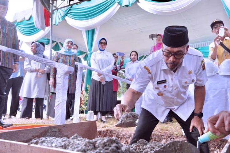 Gubernur Maluku Murad Ismail meletakan batu pertama pembangunan gedung Balai Nikah dan Manasik Haji KUA Kecamatan Dullah Selatan, Senin (1/5/2023). (FOTO: Dinas Kominfo Provinsi Maluku) 