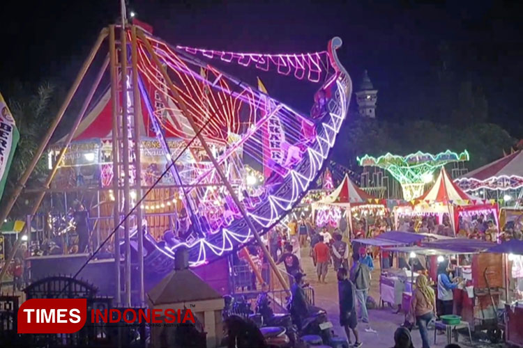 Masih tingginya antusias warga untuk menyaksikan pasar malam lebaran di alun-alun Ponorogo, maka kegiatan tersebut diperpanjang hingga 6 Mei 2023. (Foto: Marhaban/TIMES Indonesia)