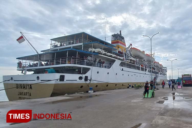 KM Binaiya saat bersandar di Pelabuhan Loktuan Bontang. (Foto: Kusnadi/TIMES Indonesia)