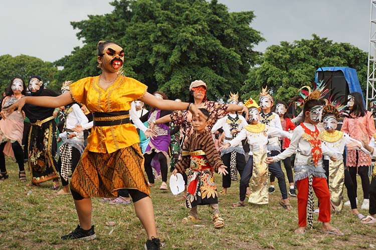 Tari-Topeng-pada-Festival-Jeron-Beteng-a.jpg