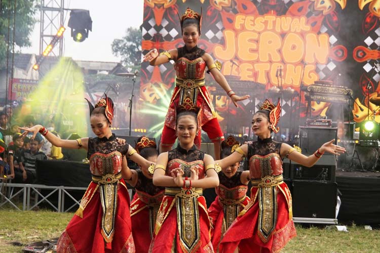 Tari-Topeng-pada-Festival-Jeron-Beteng-b.jpg