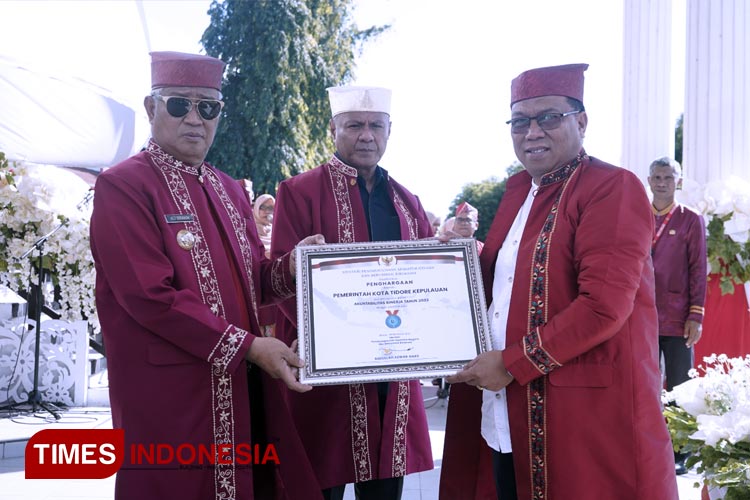 Penyerahan penghargaan oleh Wali Kota Tidore Kepulauan Capt. Ali Ibrahim (FOTO: Harianto/TIMES Indonesia)
