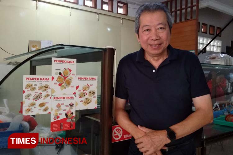 Benjamin, owner pempek Rama di Bandung yang sudah menjalani usahanya sejak tahun 1988 (Foto : Djarot/TIMES Indonesia)