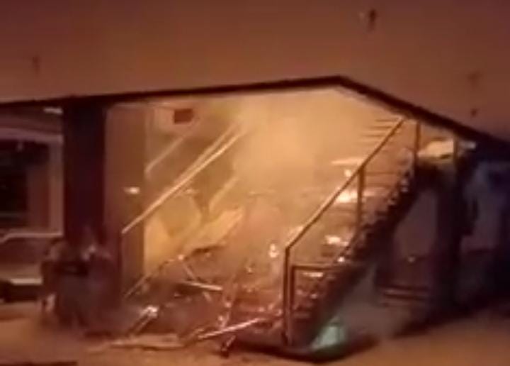 Pintu masuk mal dilalap api. Penjual HP yang mau menyelamatkan barang dagangannya terhalang api. (Foto: screen shot video warga)