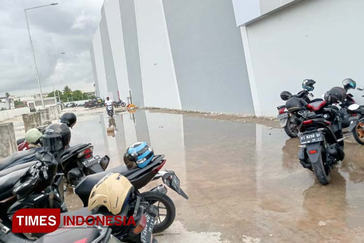 Kondisi Area Parkir Belakang Bontang City Mall Yang sedang tergenang air (Foto: Kusnadi/TIMES Indonesia)
