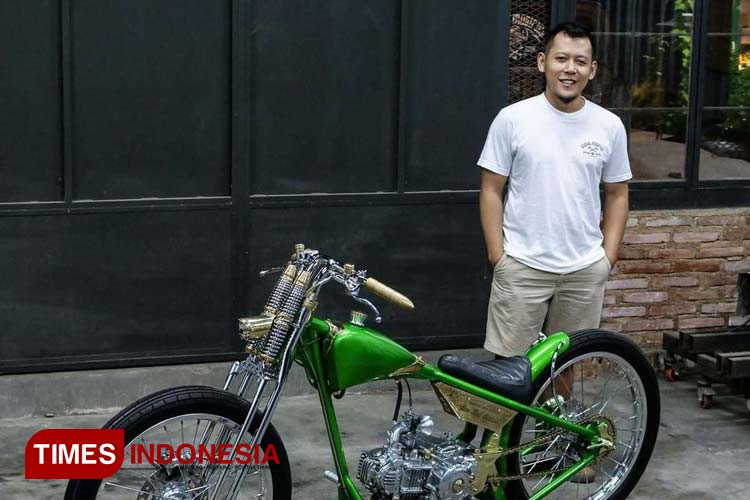 Owner Enggal Modified, Enggal Purna Prahara, berfoto dengan motor hasil modifnya. (Foto: Anggara Cahya /TIMES Indonesia)
