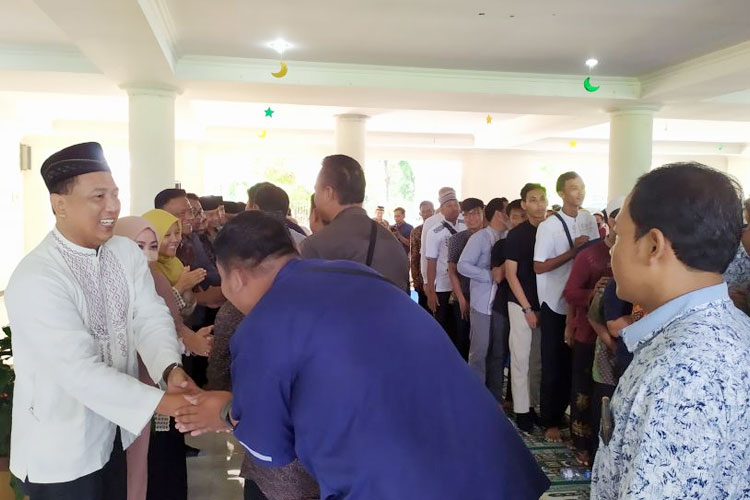 Rektor UMBY, Dr Agus Slamet, STP MP ketika berjabat tangan dengan civitas akademika UMBY di lantai 1 Masjid Hkmah Tawakkal UMBY (FOTO: AJP TIMES Indonesia)