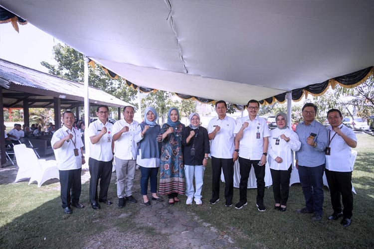 Plh Wali Kota Bandung Ema Sumarna berfoto bersama pimpinan Bulog Cabang Bandung dan staf. (FOTO: Dok. Humas Bandung)